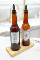 Ahşap Kayın Standlı 2'li 330 ml Zeytinyağı Sıvıyağ Şişesi Yağdanlık Yağlık Etiketli